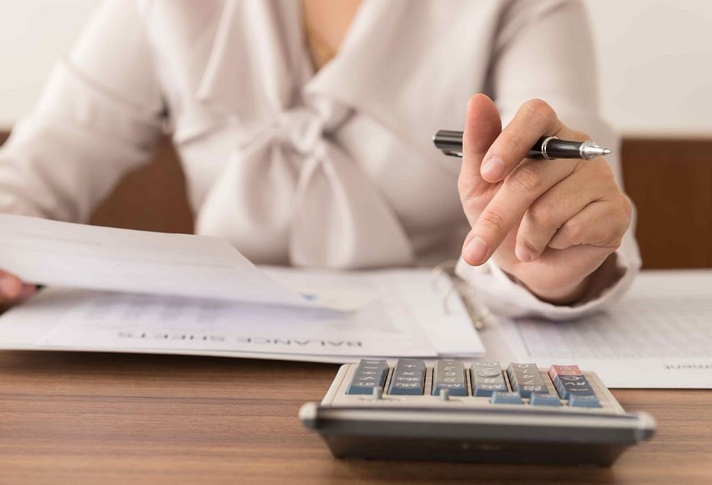 women calculation expenses for financial statement